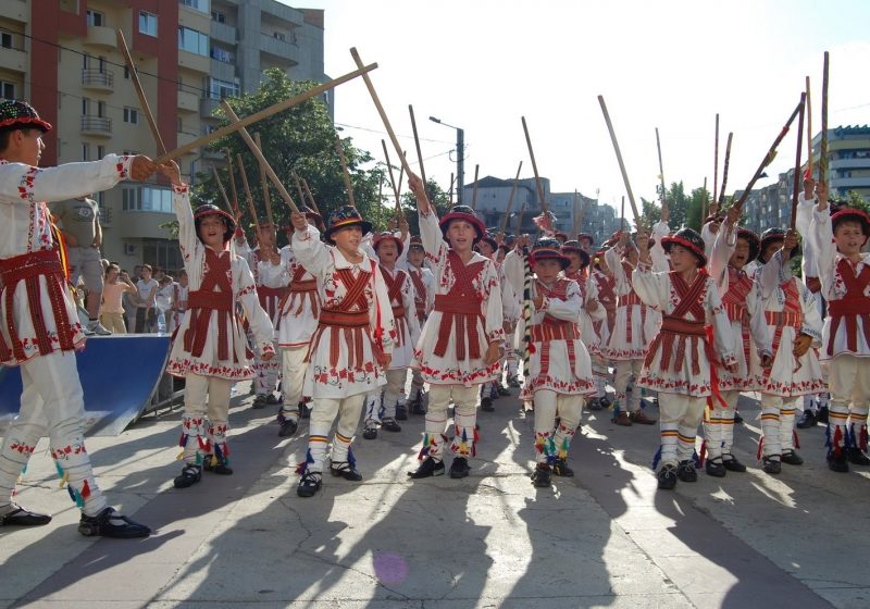 Aproximativ 1.700 de copii participă, la Slatina, la Concursul Naţional al Copiilor "Căluşul românesc"
