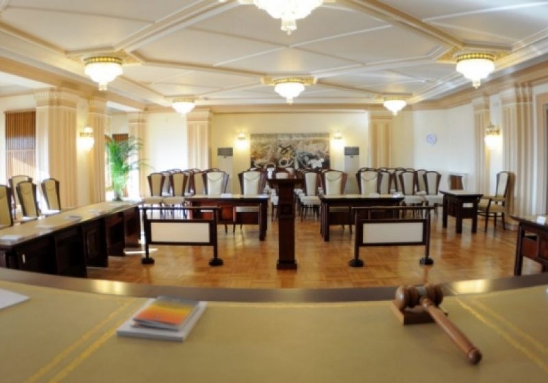 Modificarea Legii referendumului referitoare la scăderea pragului de prezenţă, constituţională, dacă nu se aplică un an de la intrarea în vigoare Modificarea Legii referendumului referitoare la scăderea pragului de prezenţă, constituţională, dacă nu se aplică un an de la intrarea în vigoare