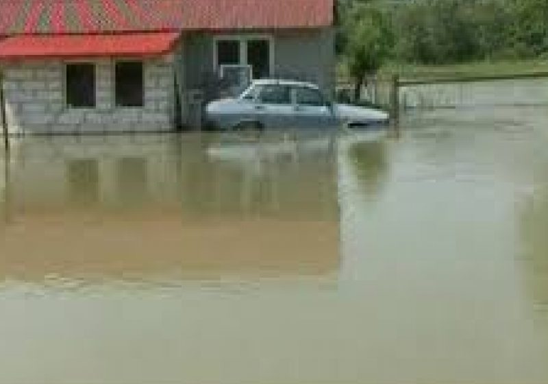 Curti inundate de precipitatii torentiale si cladiri afectate de grindina în Baia Sprie Curti inundate de precipitatii torentiale si cladiri afectate de grindina în Baia Sprie
