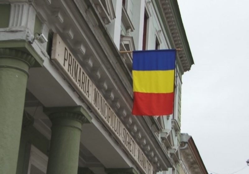 SIGHET: De Ziua Drapelului, toate drapele au fost coborâte în bernă, fiind zi de doliu naţional