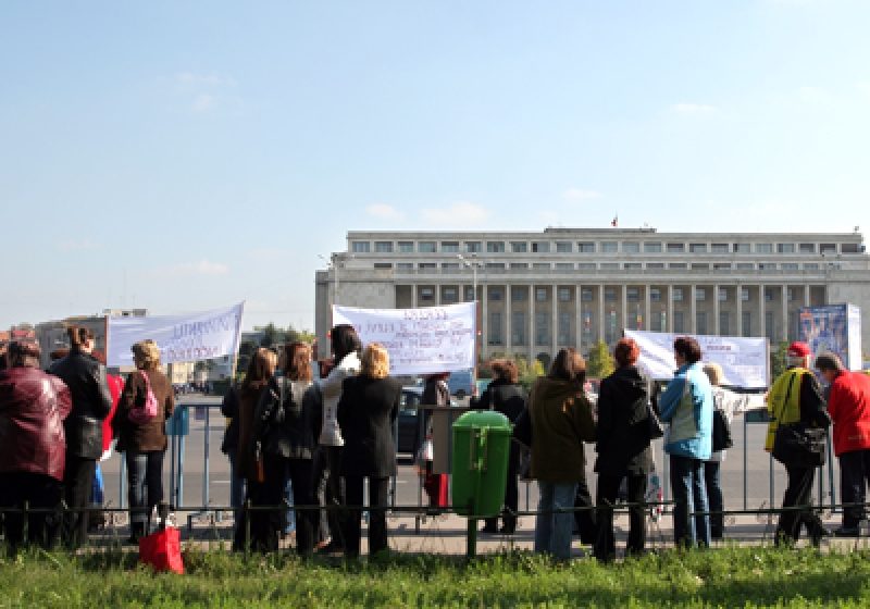 PROTEST LA GUVERN: Aproape o mie de sindicalişti protestează faţă de creşterea preţurilor la gaze şi energie