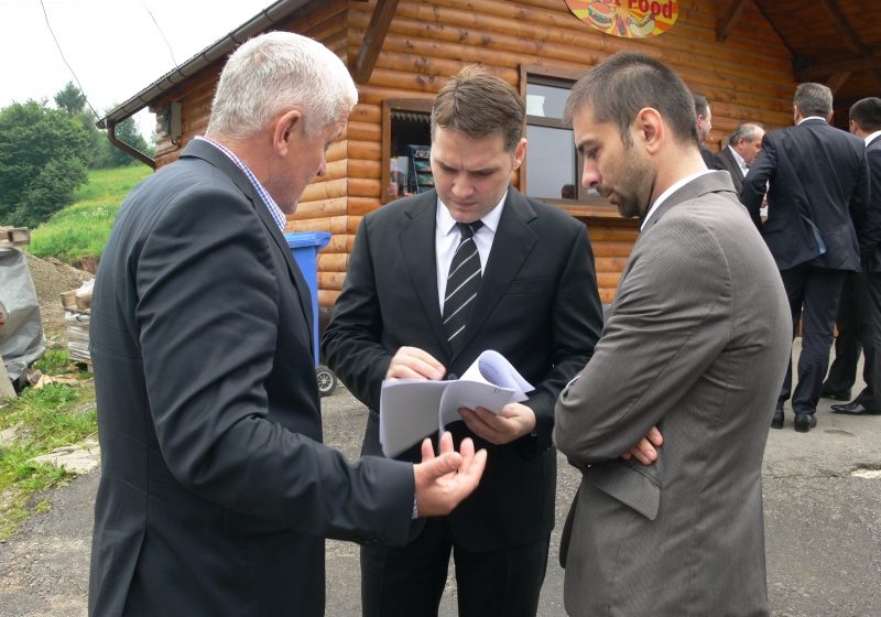 Maramureş: ÎNTÂLNIRE PE DEALUL ŞTEFĂNIŢEI CU MINISTRUL DAN ŞOVA. Peste 200 milioane de lei, in 2013, pentru drumurile din Maramures Maramureş: ÎNTÂLNIRE PE DEALUL ŞTEFĂNIŢEI CU MINISTRUL DAN ŞOVA. Peste 200 milioane de lei, in 2013, pentru drumurile din Maramures