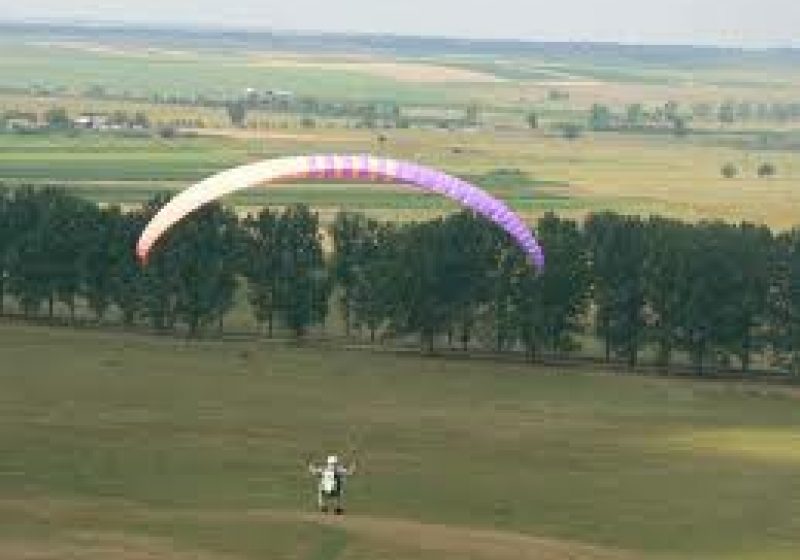 Festival de zbor cu parapanta pe Dealul Măgura Uroiului