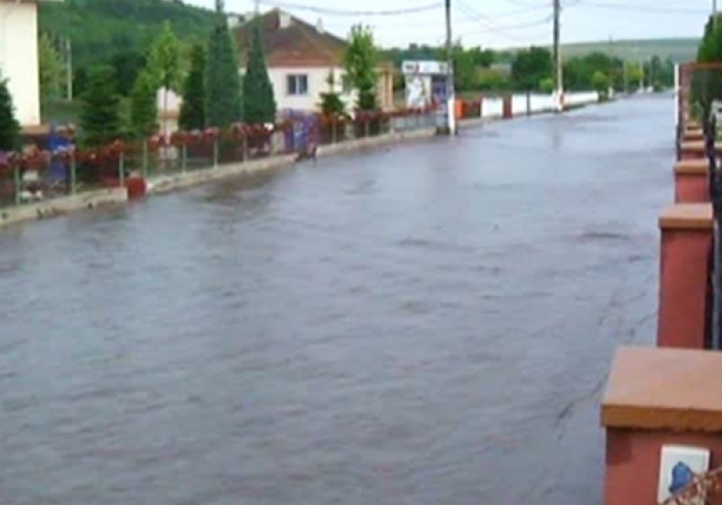 Inundaţii în mai multe localităţi şi în nordul staţiunii Mamaia, în urma unei ploi torenţiale Inundaţii în mai multe localităţi şi în nordul staţiunii Mamaia, în urma unei ploi torenţiale