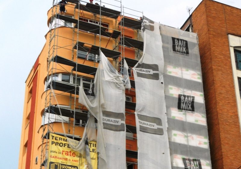 Baia Mare: Circulaţie perturbată de o schelă prăbuşită de rafalele de vânt Baia Mare: Circulaţie perturbată de o schelă prăbuşită de rafalele de vânt