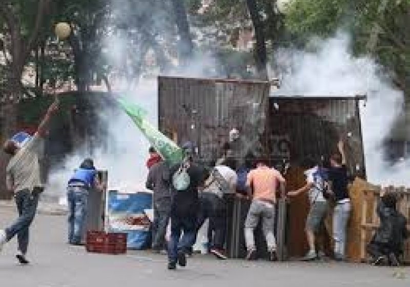 Gaze lacrimogene şi tunuri cu apă pentru dispersarea a peste 2.000 de manifestanţi la Ankara Gaze lacrimogene şi tunuri cu apă pentru dispersarea a peste 2.000 de manifestanţi la Ankara