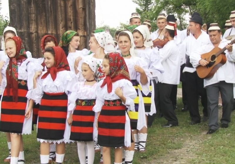 JOCUL SATULUI DIN HOTENI a adunat zeci de dansatori în curtea artistului Ion Pop JOCUL SATULUI DIN HOTENI a adunat zeci de dansatori în curtea artistului Ion Pop