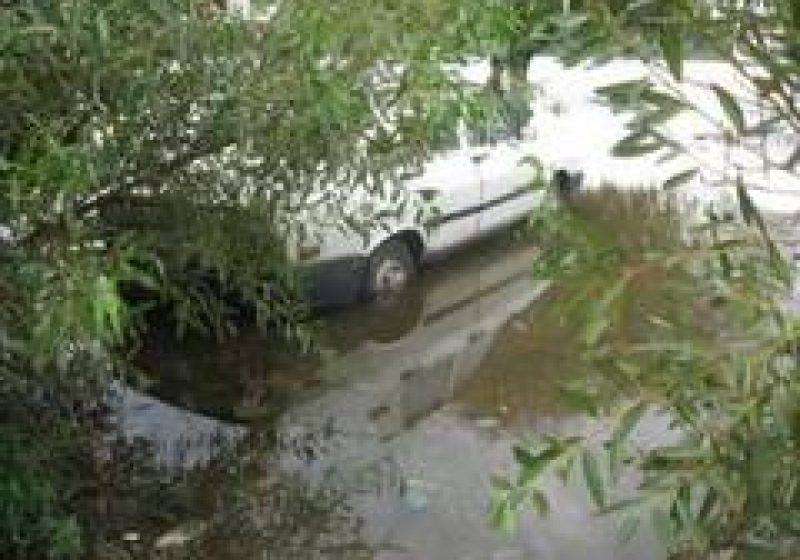 MARAMUREŞ: A plonjat cu maşina în albia pârâului