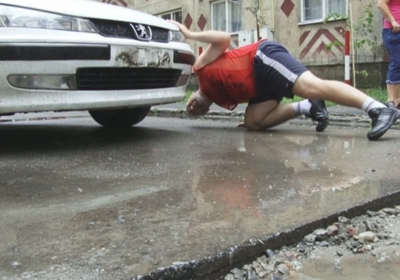 SIGHET: Şi-a avariat maşina după ce a intrat într-un şant adânc, nesemnalizat corespunzător – GALERIE FOTO