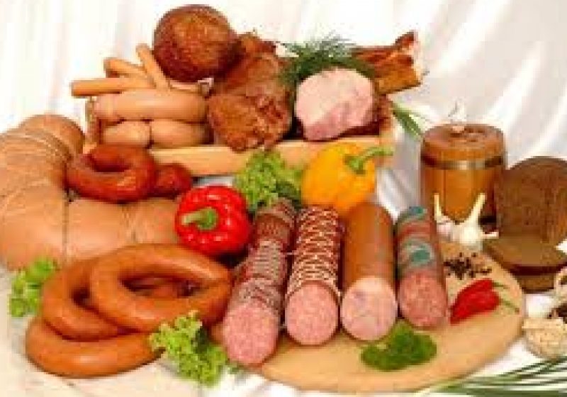 Câte mezeluri cumpără românii şi când scade consumul