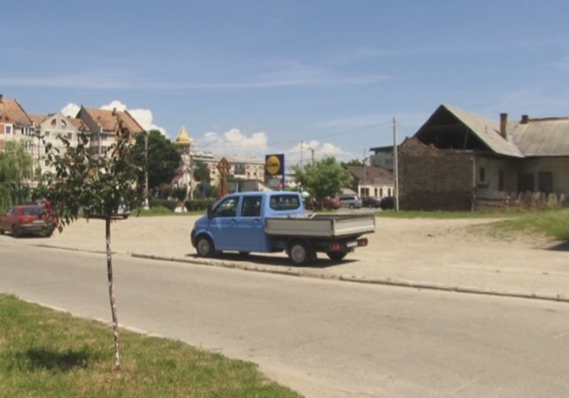 SIGHET: Parcarea ilegală din centrul oraşului va dispărea, în acel loc fiind amenajat un spaţiu verde