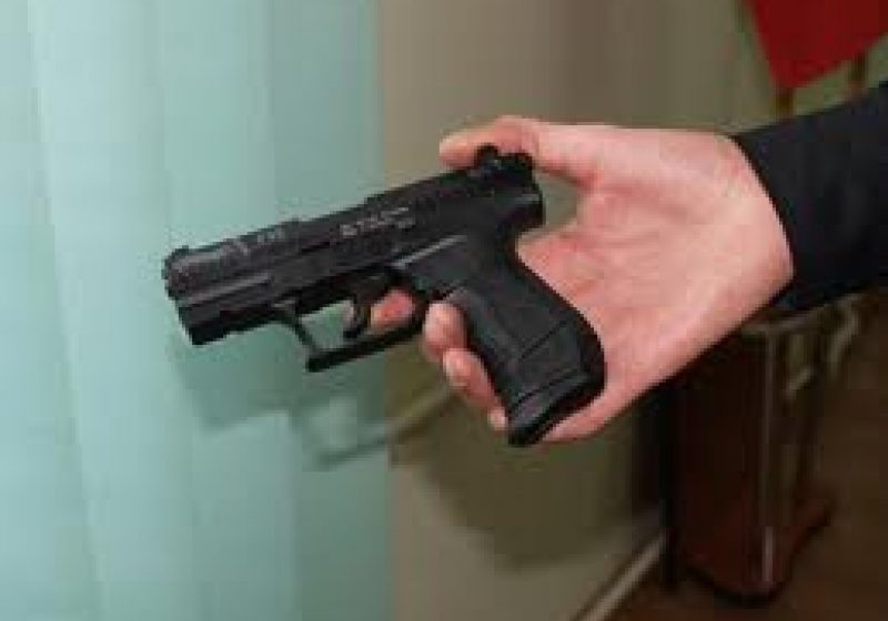 Pistol cu gaze, descoperit ascuns în maşina unui tânăr de 19 ani