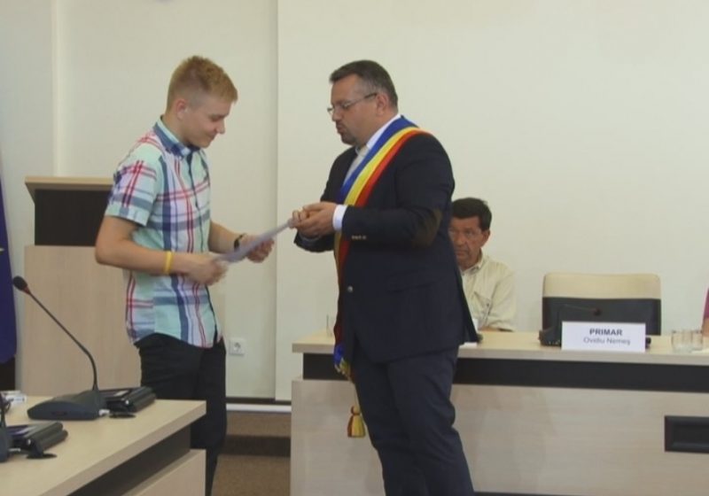 SIGHET: Olimpicii şi şefii de promoţie au fost premiaţi azi într-un cadru oficial la primărie. Diplome au primit şi profesorii care i-au îndrumat SIGHET: Olimpicii şi şefii de promoţie au fost premiaţi azi într-un cadru oficial la primărie. Diplome au primit şi profesorii care i-au îndrumat