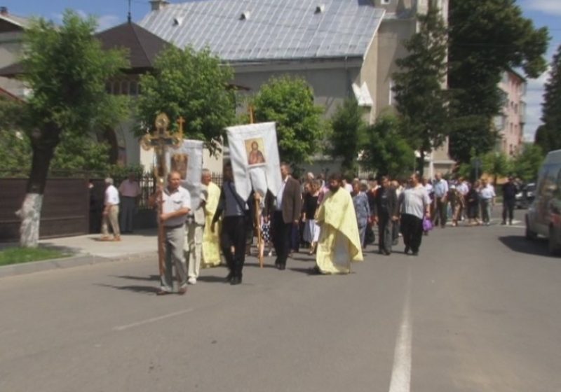 SIGHET: Slujbe religioase, depuneri de coroane şi trafic aglomerat de Ziua Eroilor în Sighetu Marmaţiei
