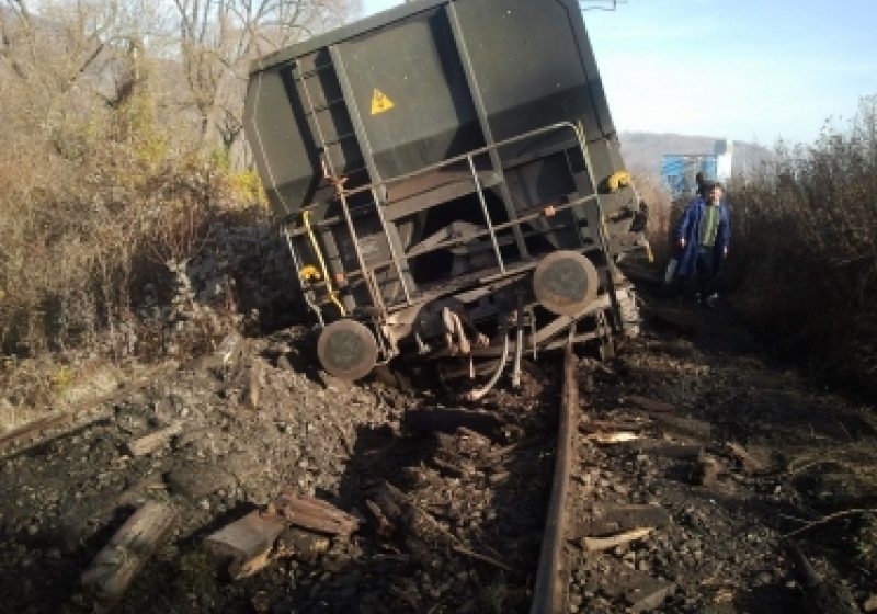 Trafic feroviar blocat după ce un tren a lovit un camion. Două persoane sunt rănite