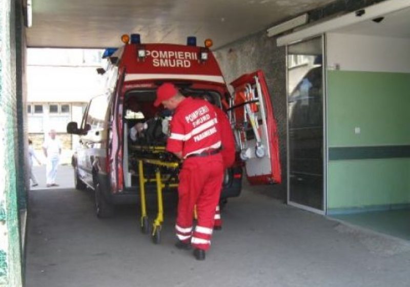 Un bărbat a căzut de la 2 metri în subsolul unei policlinici, în timp ce verifica orarul medicilor Un bărbat a căzut de la 2 metri în subsolul unei policlinici, în timp ce verifica orarul medicilor