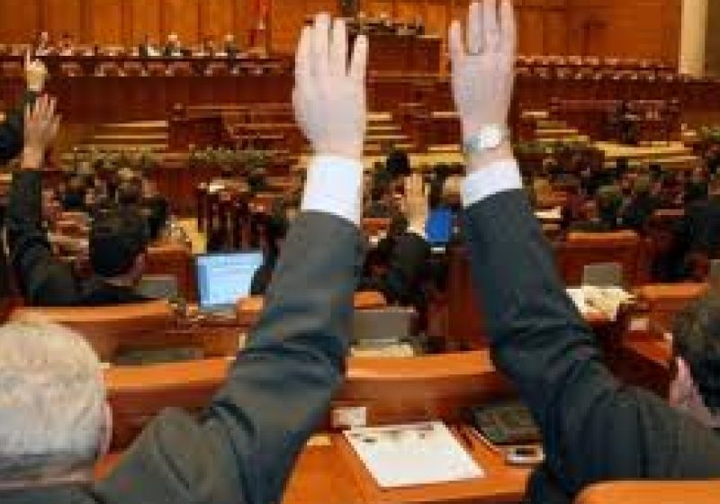 Parlamentul A RESPINS referendumul iniţiat de Traian Băsescu