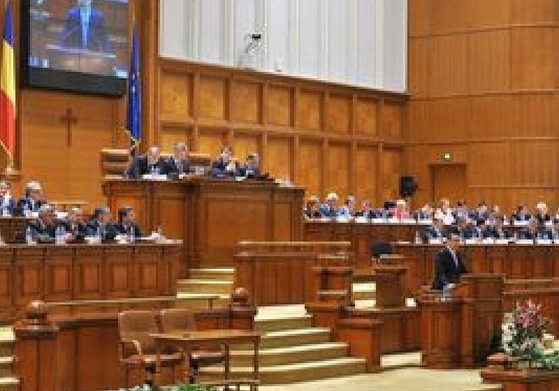 Parlamentul se reuneşte marţi în şedinţă comună; raportul comisiilor juridice privind referendumul – pe ordinea de zi