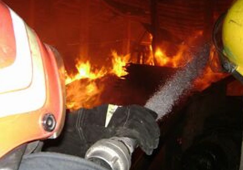 Un incendiu puternic a distrus în totalitate o fabrică de mezeluri de pe şoseaua de centură a Capitalei