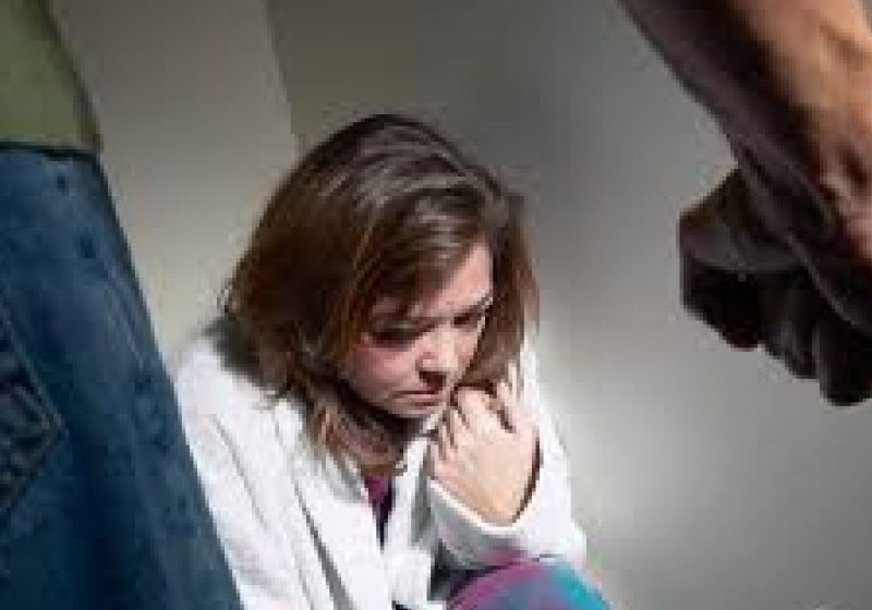 Deputatul conservator Cornelia Negruţ cere scurtarea procedurilor de emitere a ordinelor de protecţie a victimelor violenţei în familie