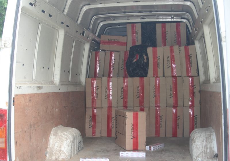 23.500 pachete de ţigări şi un microbuz confiscate la frontiera cu Ucraina 23.500 pachete de ţigări şi un microbuz confiscate la frontiera cu Ucraina