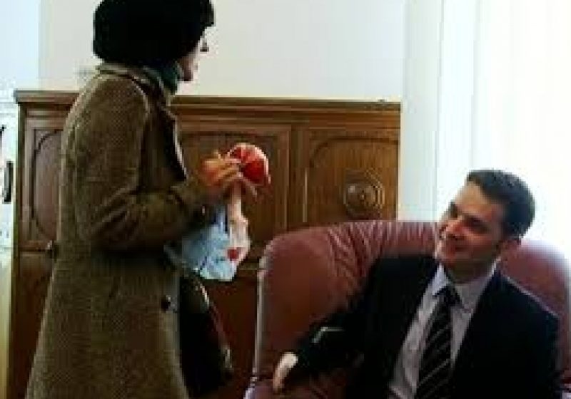 Femeia care a strivit o roşie pe tableta lui Dan Şova, amendată