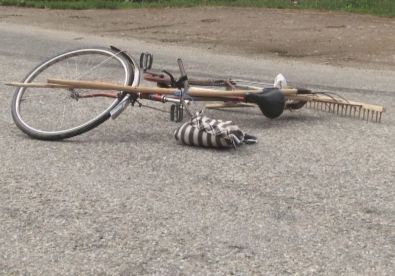 ACCIDENT: Un biciclist a ajuns la spital după ce a fost acroşat de o maşină la intrarea în comuna Bârsana