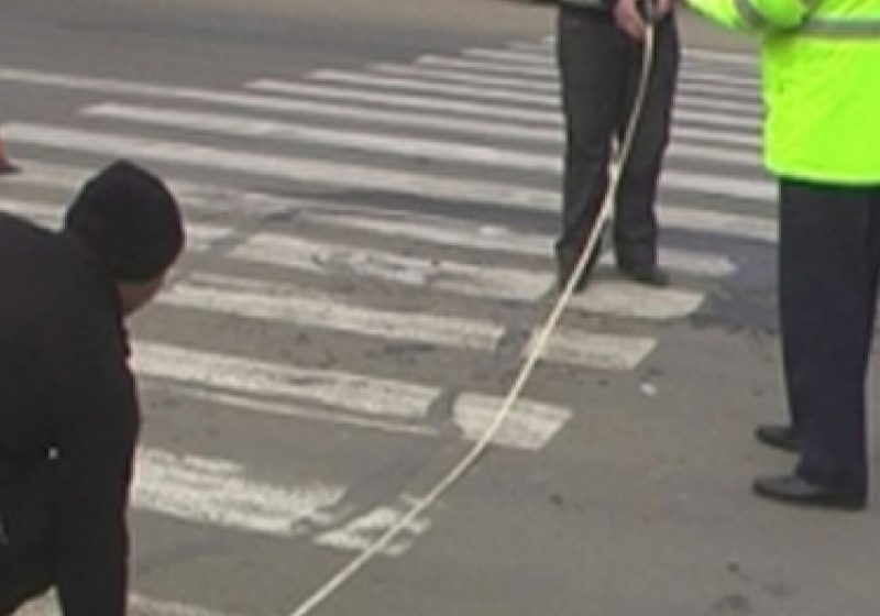 ACCIDENT:Un minor din Vişeu de Sus a furat maşina unui prieten şi a accidentat un bărbat din localitate