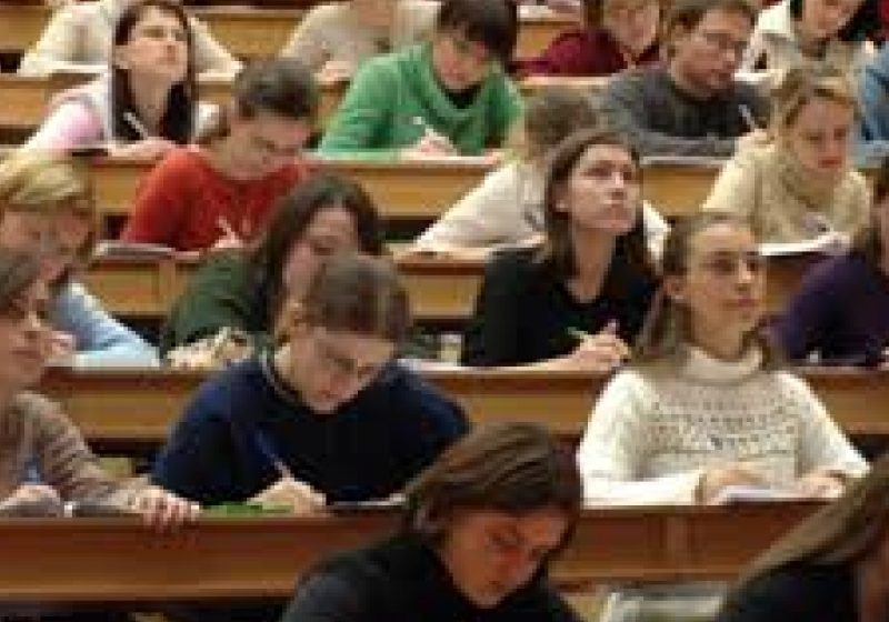 ADMITEREA LA FACULTATE: Cum se face admiterea la SNSPA şi câte locuri sunt alocate de la buget