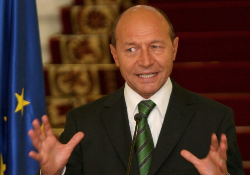 Băsescu cere reexaminarea unei legi privind achiziţiile publice Băsescu cere reexaminarea unei legi privind achiziţiile publice