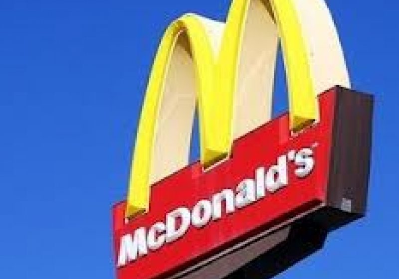 Cât câştigă un angajat al McDonald’s România la început şi la ce salariu poate ajunge?