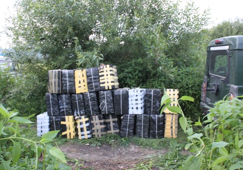 CONTRABANDĂ: Țigări în valoare de peste 100.000 de lei confiscate în Sarasău. Și în Valea Vișeului, frontieriștii au confiscat 28 de colete cu țigări
