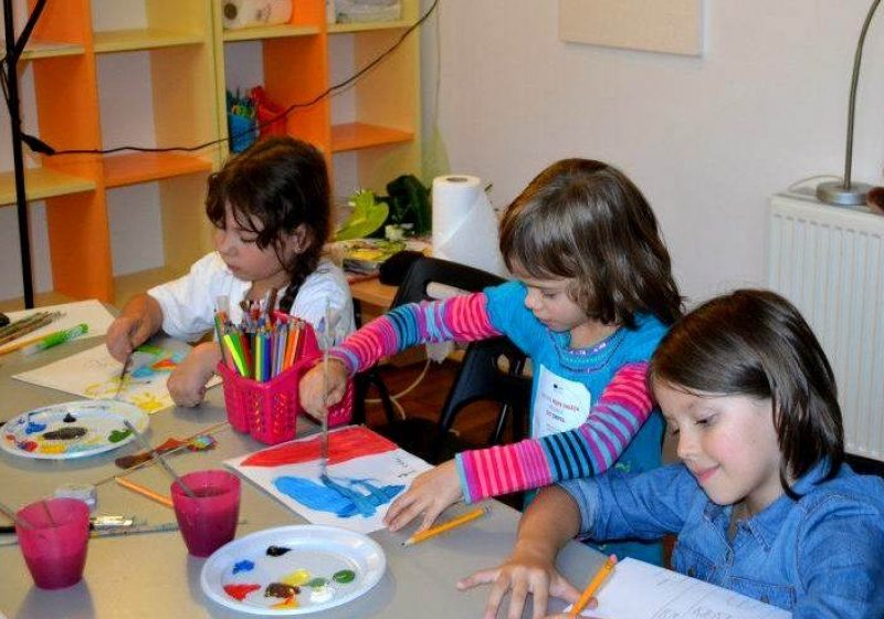 Cursuri de modelaj, pictură, podoabe şi textile pentru copii, în iulie şi august