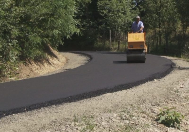 RONA DE SUS: Drumul care face legătura cu satul Coştiui spre mănăstirea ucrainiană se află în plin proces de asfaltare RONA DE SUS: Drumul care face legătura cu satul Coştiui spre mănăstirea ucrainiană se află în plin proces de asfaltare