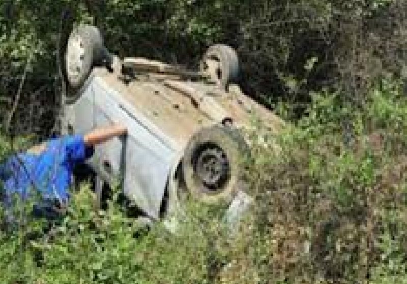 Doi borşeni spitalizaţi după ce autoturismul lor s-a răsturnat în decor