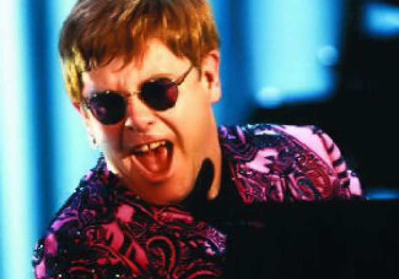 Elton John va fi operat de apendicită