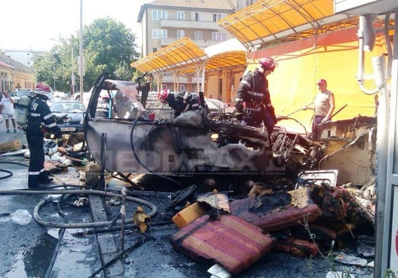 Incendiu cu pericol de explozie într-o piaţă din Arad, unde a ars o rulotă Incendiu cu pericol de explozie într-o piaţă din Arad, unde a ars o rulotă