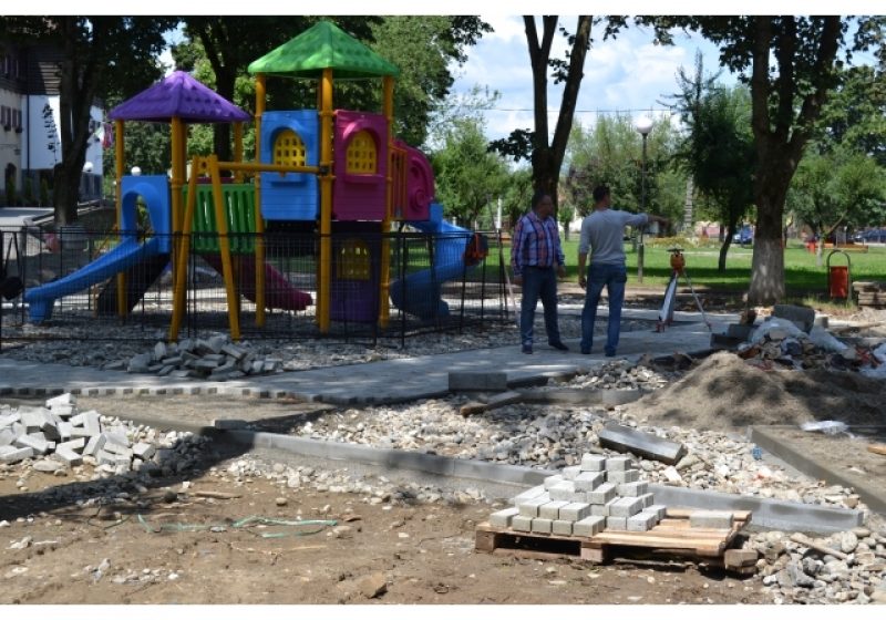 SIGHET: Primarul Ovidiu Nemeş verifică calitatea lucrărilor din parcul Grădina Morii