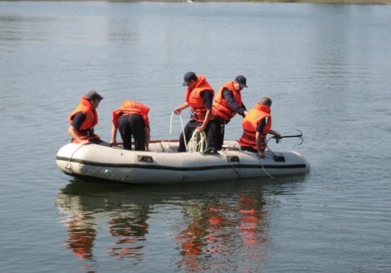 PERSOANĂ ÎNECATĂ: Pompierii au pornit din nou căutările bărbatului dispărut în lacul de la balastiera din Sarasău PERSOANĂ ÎNECATĂ: Pompierii au pornit din nou căutările bărbatului dispărut în lacul de la balastiera din Sarasău