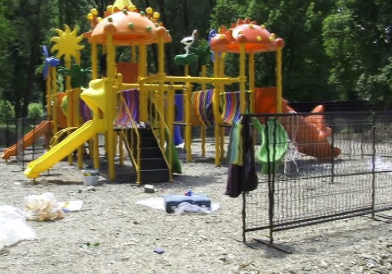 SIGHET: Se montează un nou loc de joacă pentru copii la Grădina Morii