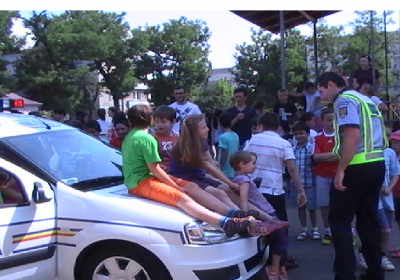 Maramureş: Pentru o „Vacanţă în siguranţă” poliţiştii fac prevenire în taberele şcolare