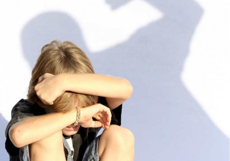 Numărul de abuzuri asupra copilului a crescut: Peste 51.000 de apeluri la Telefonul Copilului în primele şase luni ale anului