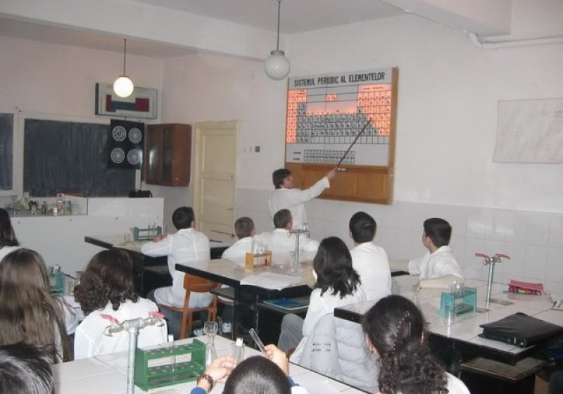 Olimpicii de la Chimie, stimulaţi cu burse private să nu plece din ţară