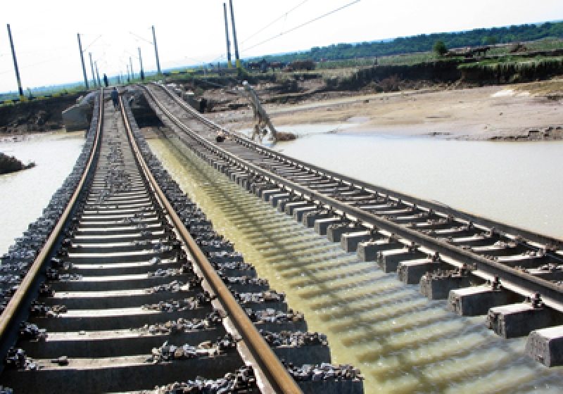Patru persoane, între care un copil, la spital după ce maşina în care erau a fost lovită de tren