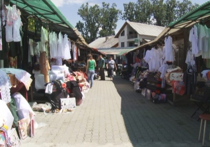 SIGHET: MARFĂ MULTĂ, CLIENŢI PUŢINI în piaţa bazar din oraş, iar vânzările merg tot mai prost