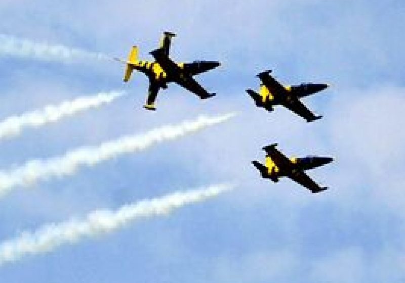 Acrobaţii cu planorul, zboruri în formaţie, corespondenţă paraşutată şi artificii, la BIAS 2013
