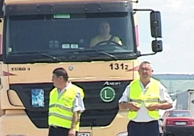 Poliţiştii români şi maghiari verifică autovehiculele de tansport mărfuri, într-o acţiune de combatere a evaziunii fiscale