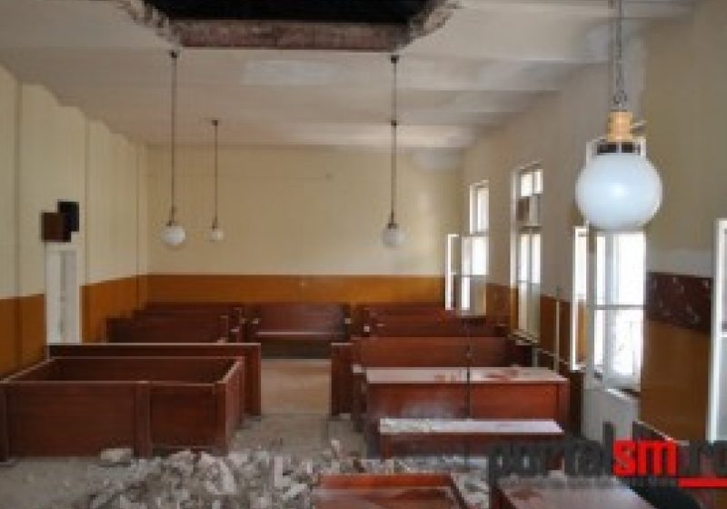 ACCIDENT la Tribunalul Satu Mare: O parte din tavanul unei săli s-a prăbuşit. O persoană a fost rănită