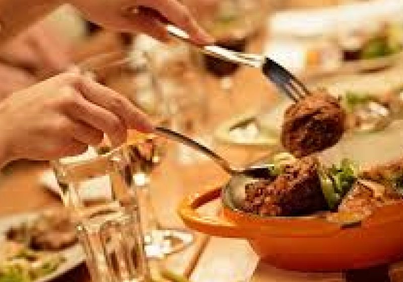 SECRETELE din bucătăria restaurantelor: Ce NU TREBUIE să comanzi şi cum sunt înşelaţi clienţii