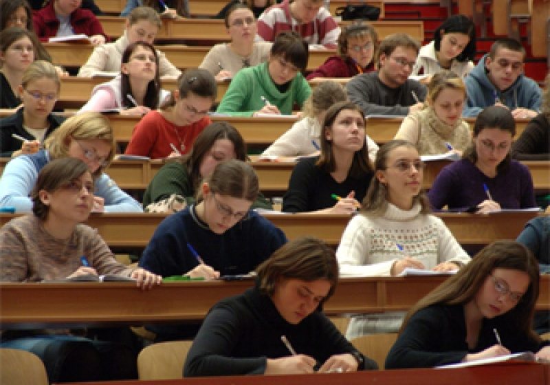 Peste 180 de specializări nu mai îndeplinesc condiţiile de acreditare; patru universităţi intră în monitorizare